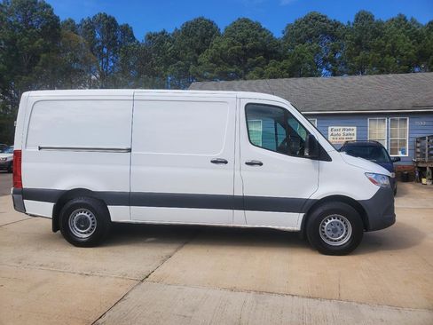 Used 2022 Mercedes-Benz Sprinter 1500 image 4