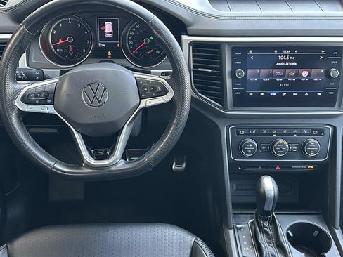 Used 2021 Volkswagen Atlas Cross Sport SE w/ Panoramic Sunroof Package FWD image 14