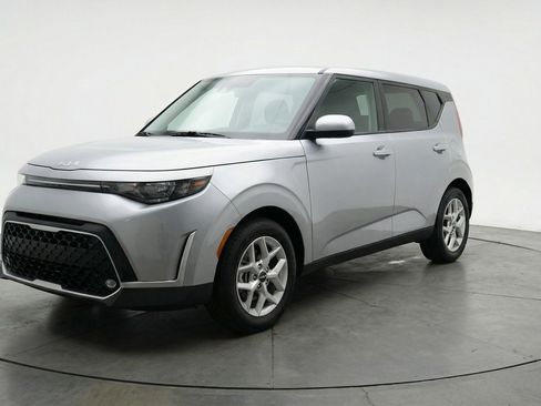 Used 2025 Kia Soul LX w/ LX Technology Package FWD image 3