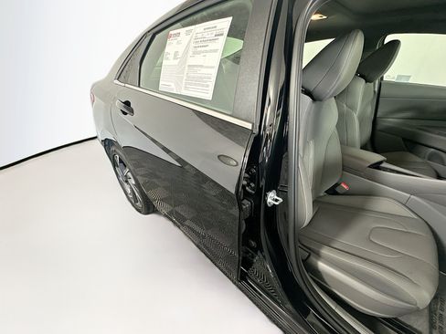 Used 2025 Hyundai Elantra SEL FWD image 28