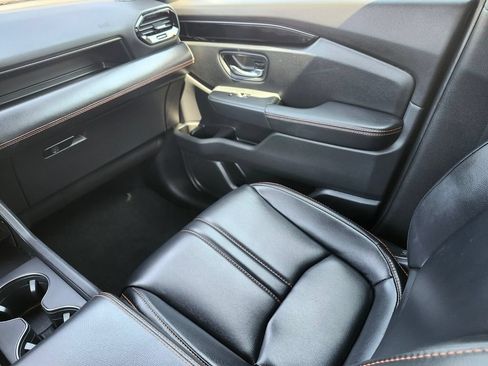 Used 2025 Honda Pilot TrailSport image 15