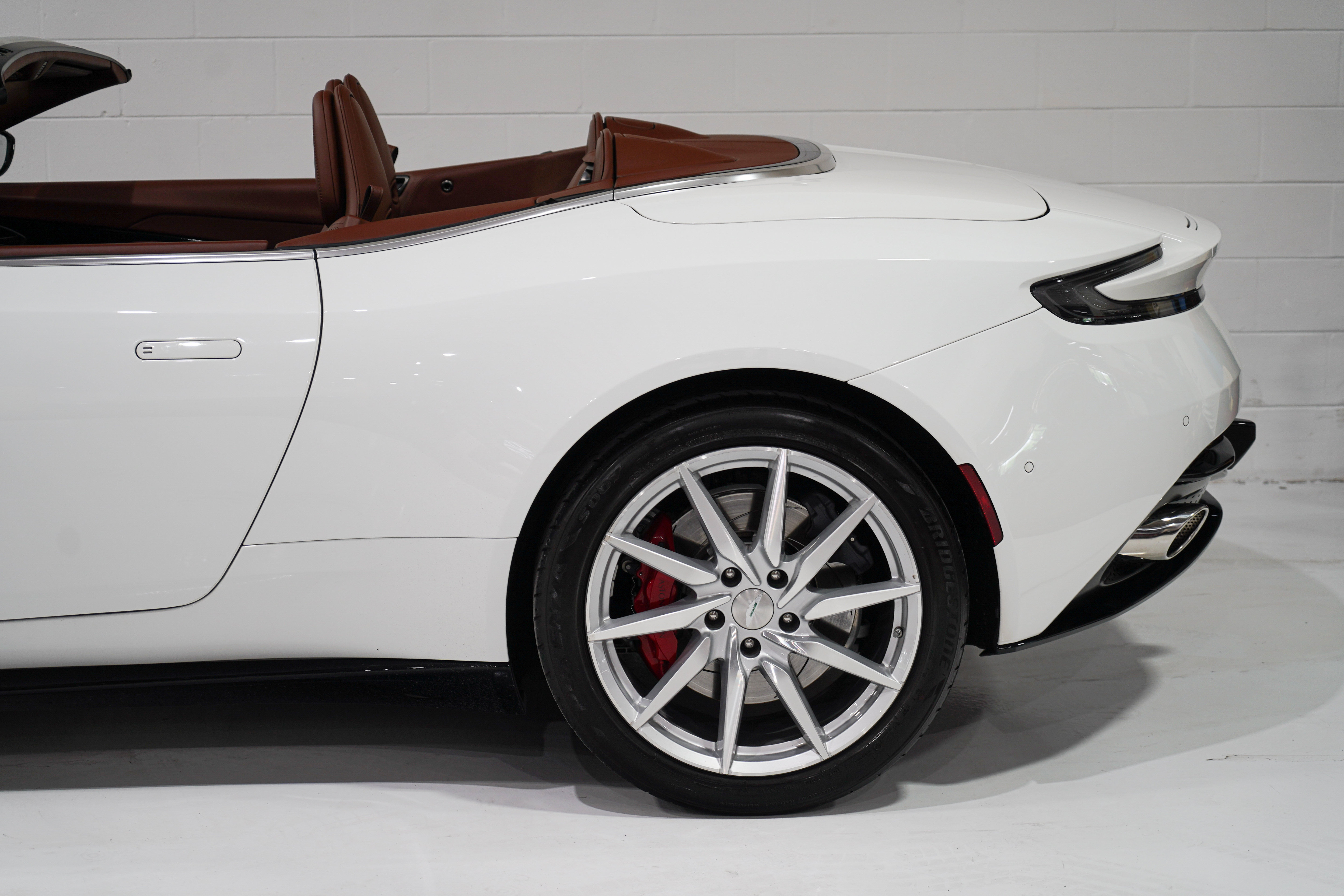 Used 2020 Aston Martin DB11 Volante RWD image 34