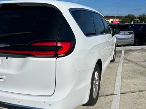 Used 2024 Chrysler Pacifica Touring-L FWD image 26