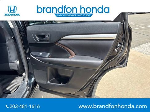 Used 2017 Toyota Highlander Plus AWD/4WD image 9