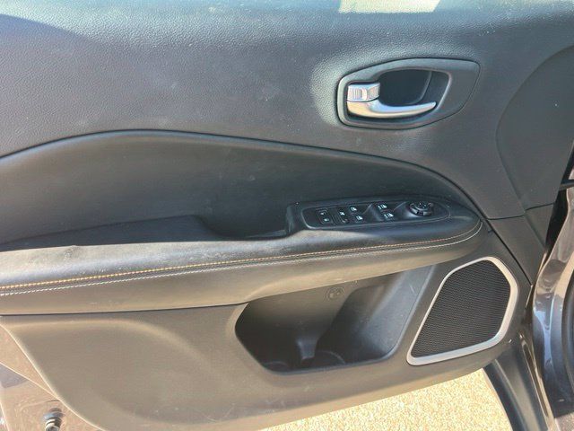 Used 2018 Jeep Compass Latitude w/ Popular Equipment Group FWD image 10