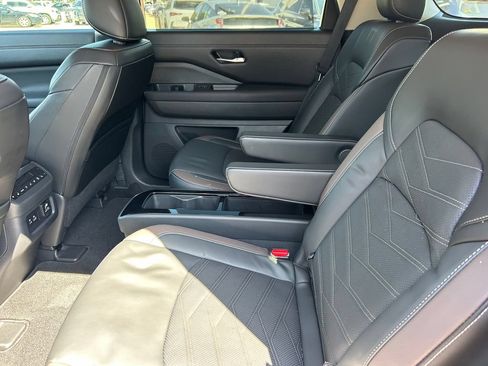Used 2024 Nissan Pathfinder Platinum FWD image 16