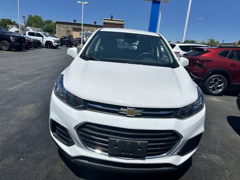 Used 2018 Chevrolet Trax LS FWD image 2