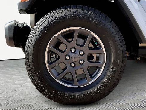 Used 2021 Jeep Gladiator Overland w/ Popular Equipment Package image 8