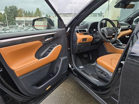New 2026 Toyota Highlander Platinum image 18