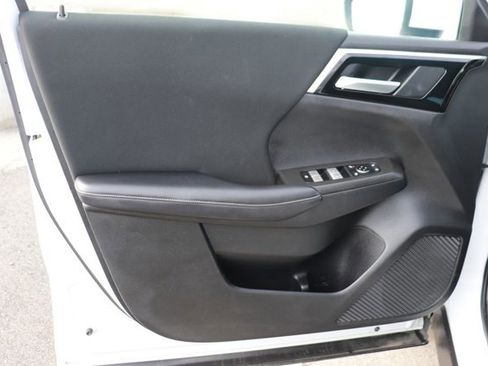 Used 2024 Mitsubishi Outlander ES image 9