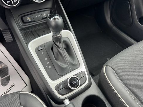 Used 2023 Hyundai Venue Limited image 13