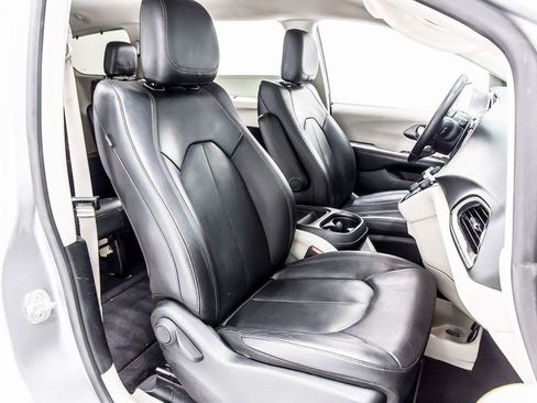 Used 2020 Chrysler Pacifica Touring-L image 33