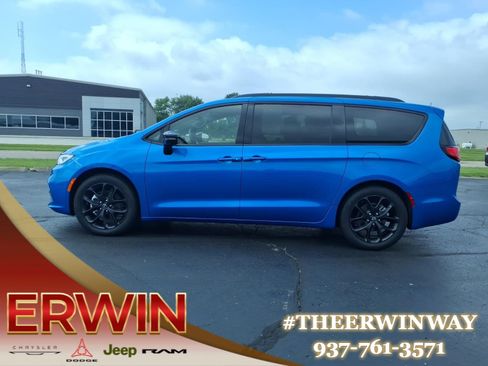 Used 2026 Chrysler Pacifica Limited w/ S Appearance Package FWD image 4