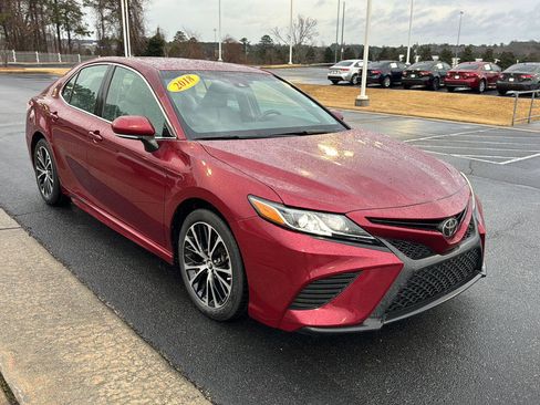 Used 2018 Toyota Camry SE w/ Convenience Package image 6