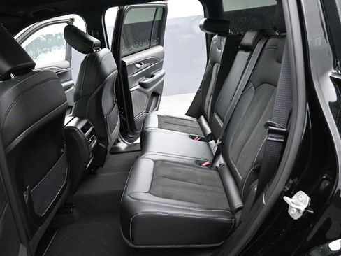 Used 2024 Jeep Grand Cherokee Altitude image 14