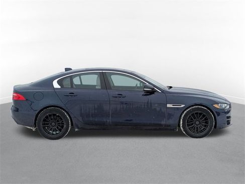 Used 2018 Jaguar XE Premium image 2