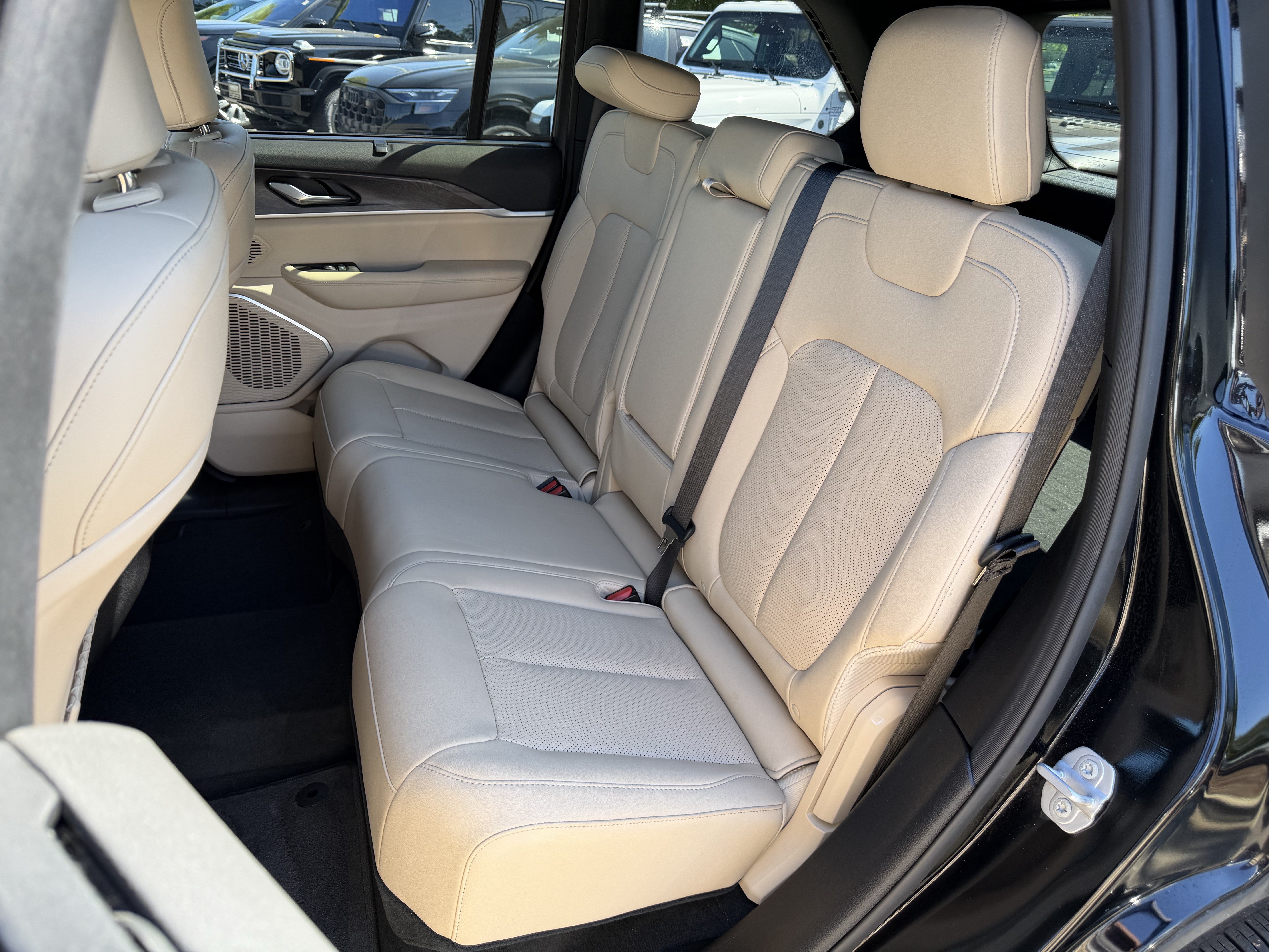 Used 2025 Jeep Grand Cherokee Limited w/ Luxury Tech Group II AWD/4WD image 34