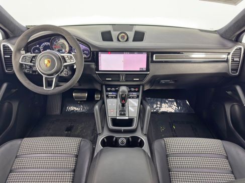Used 2021 Porsche Cayenne GTS w/ Lightweight Sport Package image 12