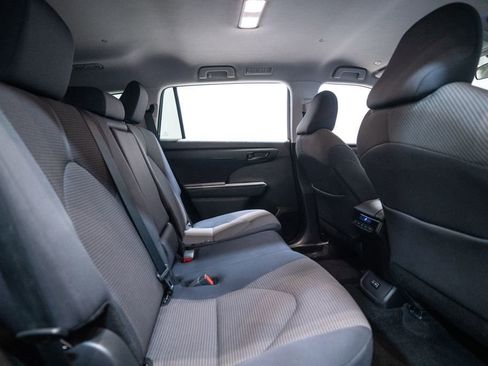 Used 2024 Toyota Highlander LE AWD/4WD image 31