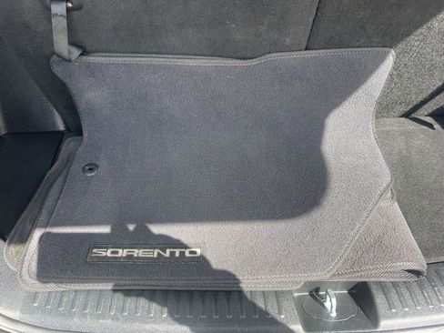 Used 2019 Kia Sorento LX image 12