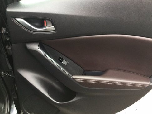 Used 2018 MAZDA MAZDA3 Touring FWD image 15