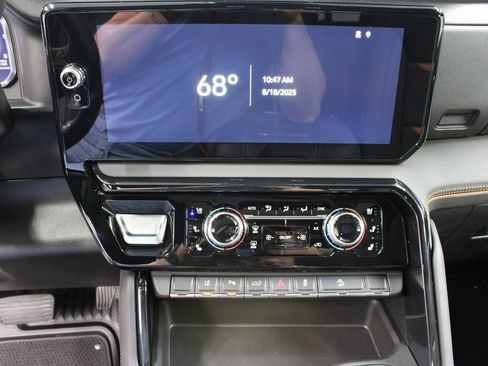 Used 2025 GMC Sierra 2500 AT4 image 13