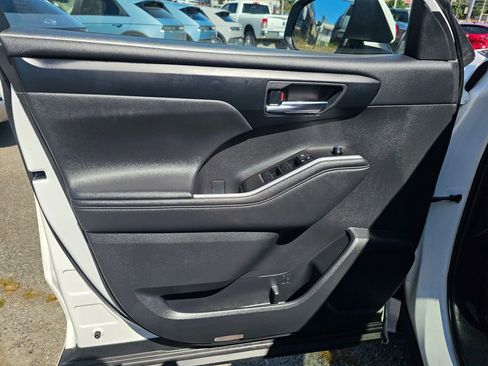 Used 2020 Toyota Highlander XLE AWD/4WD image 22