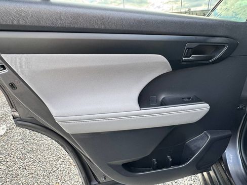 Used 2021 Toyota Highlander LE image 24