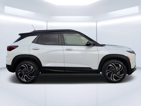 Used 2024 Chevrolet TrailBlazer RS FWD image 2