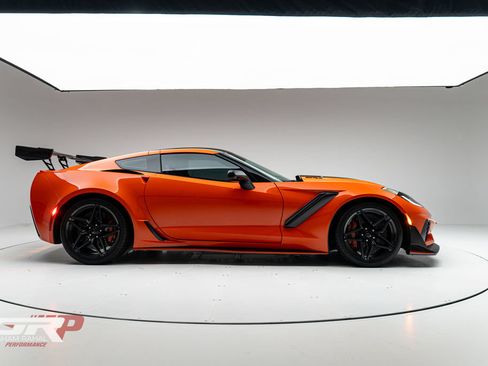 Used 2019 Chevrolet Corvette ZR1 RWD image 2