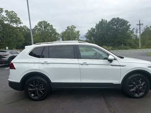 Used 2024 Volkswagen Tiguan SE w/ Panoramic Sunroof Package AWD/4WD image 4