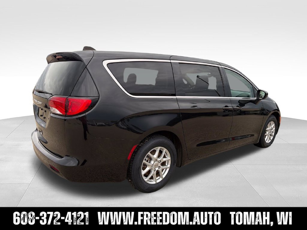 Used 2023 Chrysler Voyager LX FWD image 8