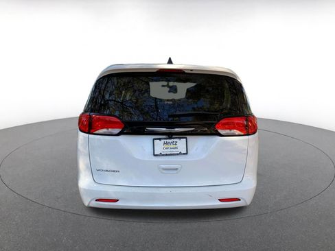 Used 2022 Chrysler Voyager LX image 6