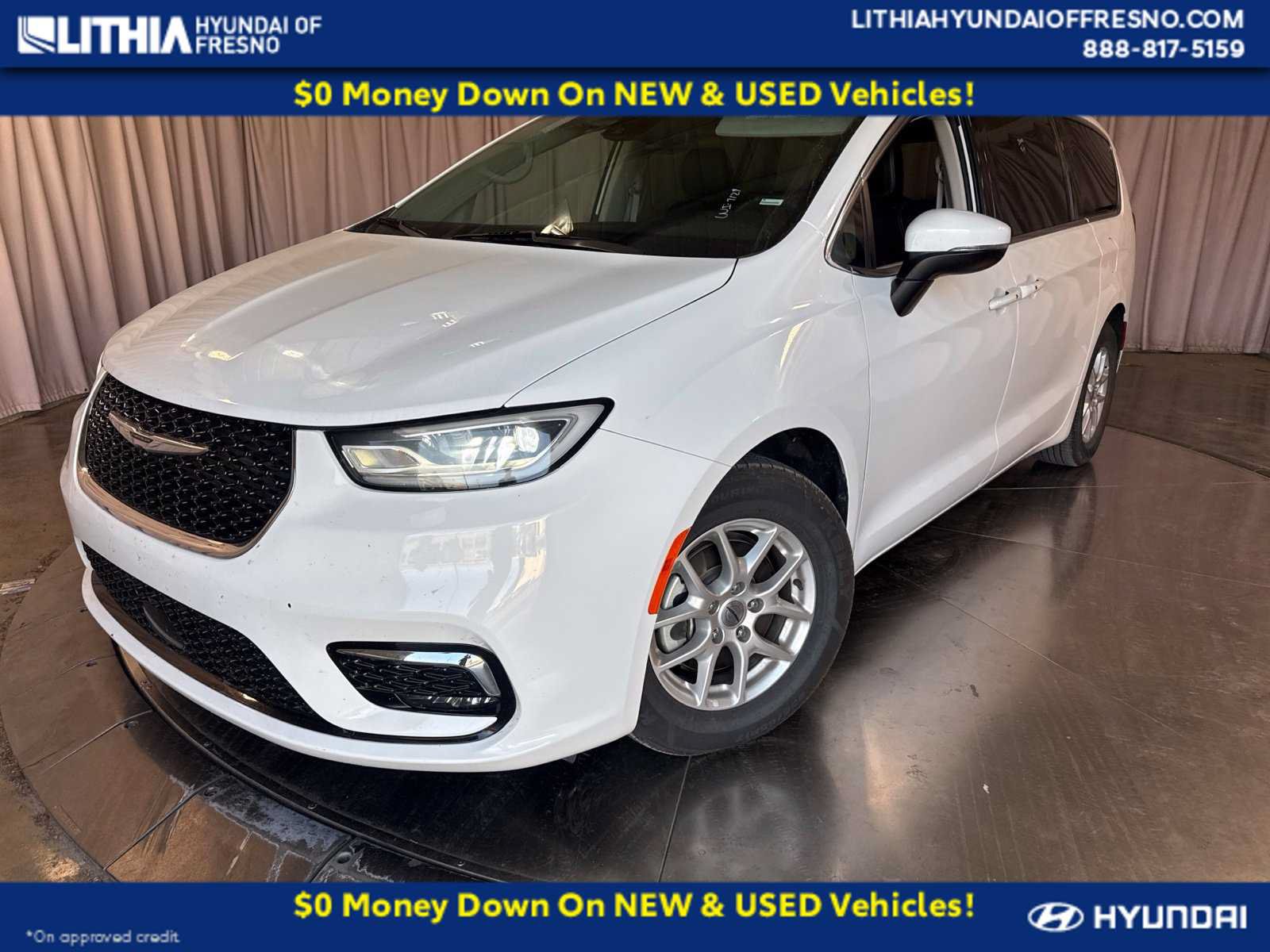 Used 2023 Chrysler Pacifica Touring-L FWD image 1