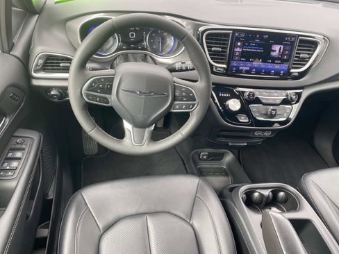 Certified 2025 Chrysler Pacifica Select FWD image 18