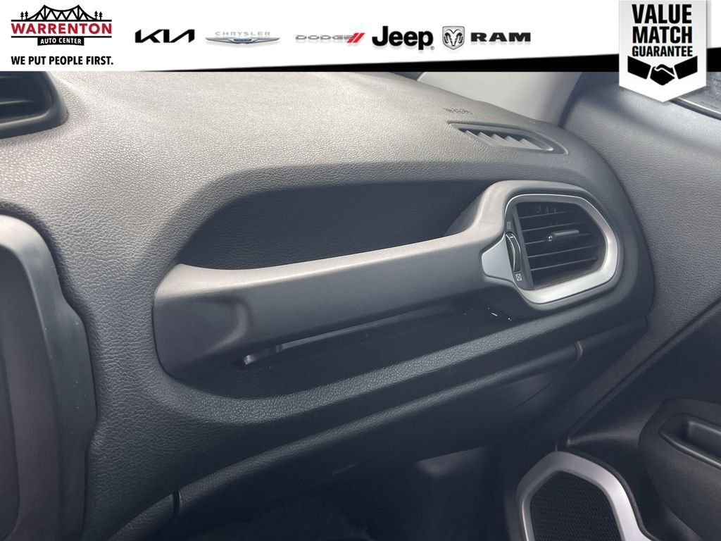 Used 2018 Jeep Renegade Latitude AWD/4WD image 25