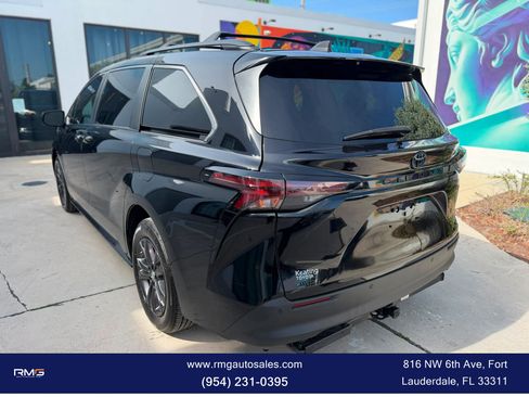 Used 2024 Toyota Sienna XLE Woodland Edition AWD/4WD image 7