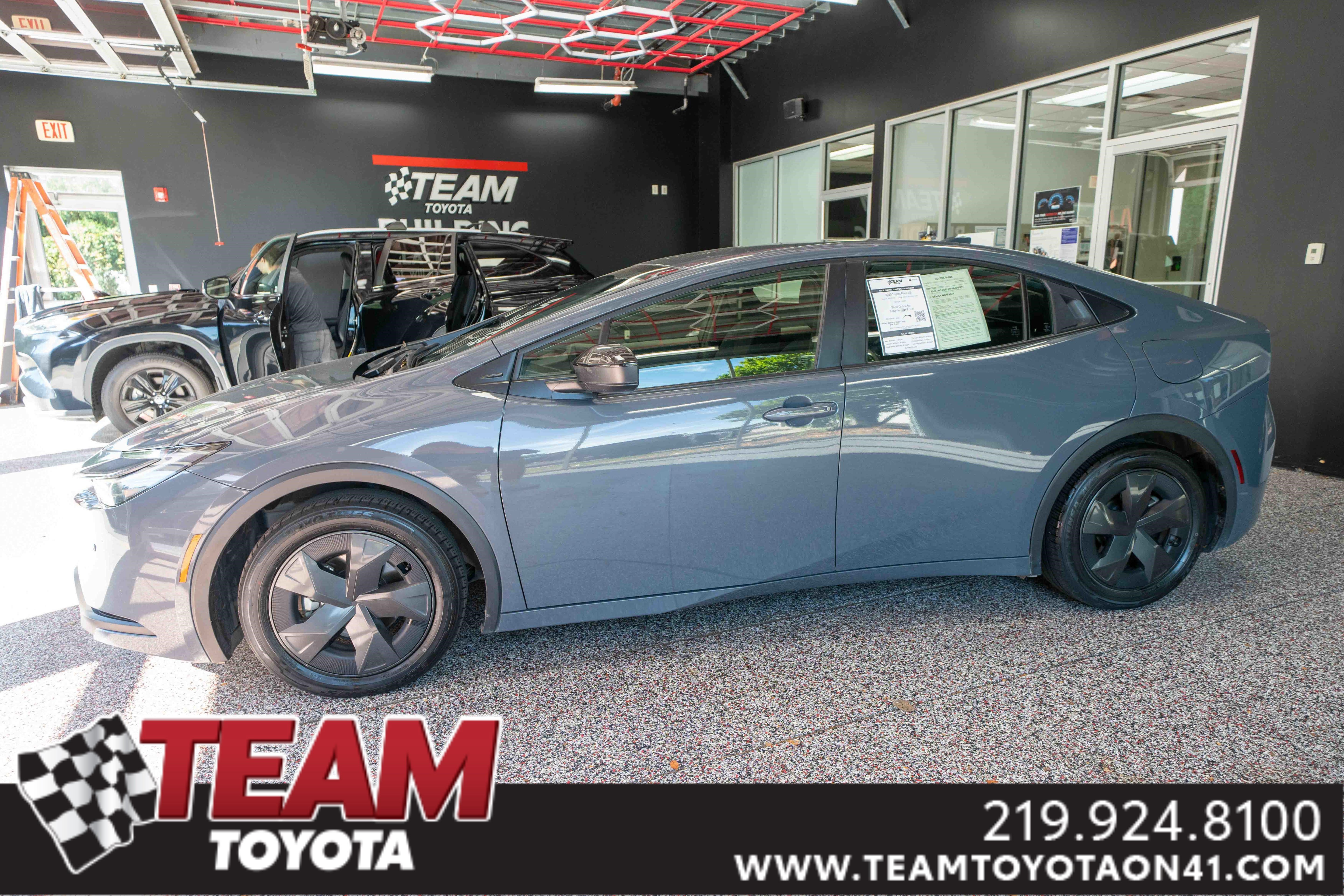 Used 2025 Toyota Prius LE FWD image 1