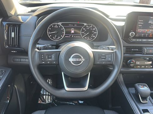 Used 2024 Nissan Pathfinder S AWD/4WD image 2