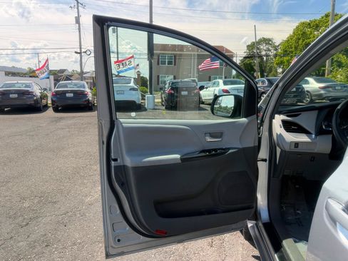 Used 2017 Toyota Sienna LE FWD image 9