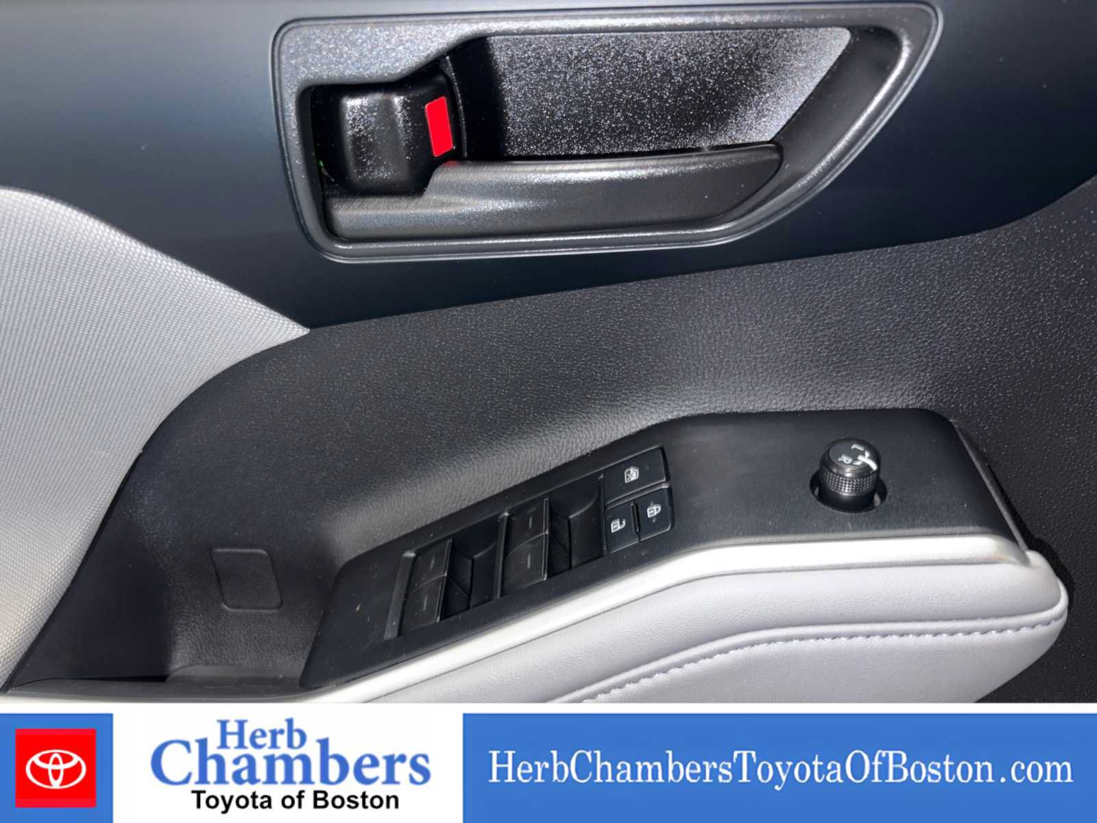 Used 2022 Toyota Highlander LE AWD/4WD image 14