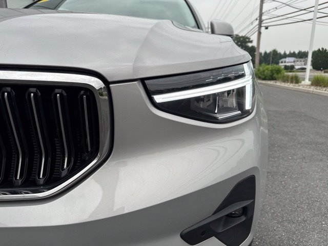 Certified 2025 Volvo XC40 B5 Plus AWD/4WD image 8