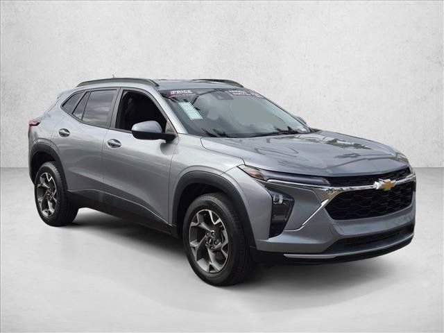 Used 2025 Chevrolet Trax LT FWD image 3