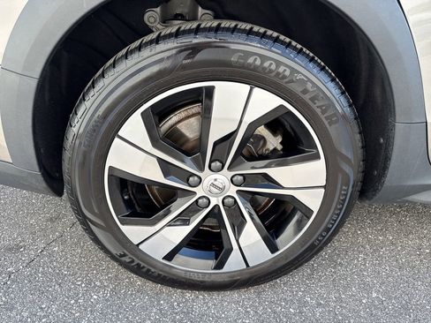 Used 2020 Volvo V60 T5 Cross Country image 9