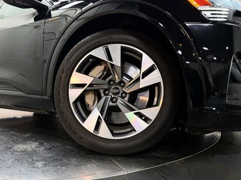 Used 2022 Audi e-tron Premium w/ Convenience Plus Package image 10