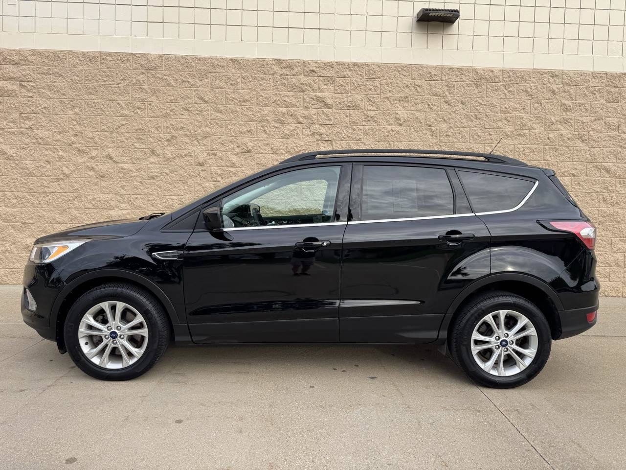 Used 2017 Ford Escape SE AWD/4WD image 3