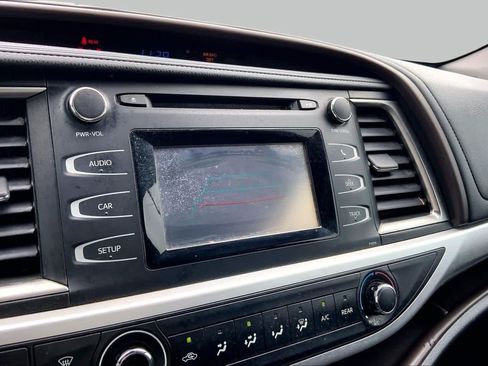 Used 2018 Toyota Highlander LE FWD image 28