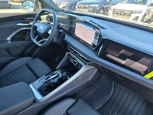 New 2025 Audi SQ5 Prestige image 32