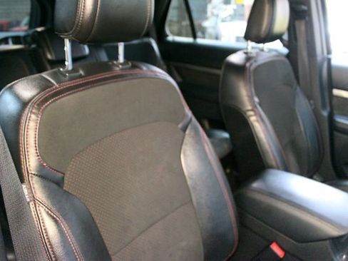 Used 2018 Ford Explorer XLT w/ XLT Appearance Package AWD/4WD image 11