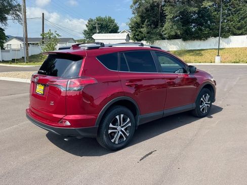 Used 2018 Toyota RAV4 LE AWD/4WD image 3